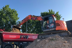  Verladung des Materials auf die unternehmenseigenen Lkw. 