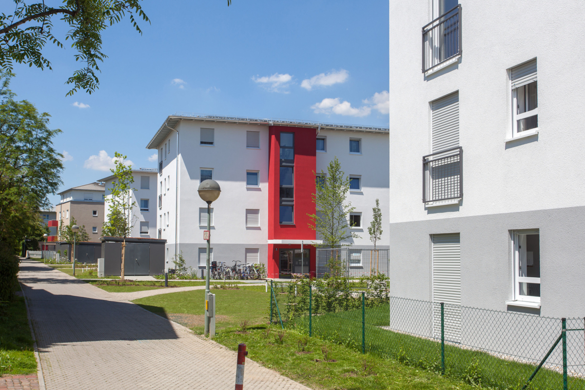 In Unterhaching errichtete die kommunale Baugesellschaft drei neue Wohnriegel aus massiven Mauerziegeln. Die Entscheidung für den Baustoff fiel aufgrund seiner Werthaltigkeit sowie hohem Schall- und Wärmeschutz.