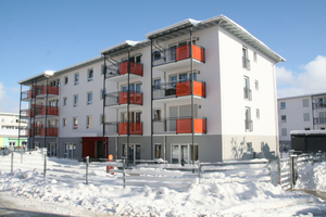  Nach Westen gerichtete Balkone ermöglichen den direkten Schritt in die Frischluft. Sie werden im Winter von der untergehenden Sonne beschienen, im Sommer lädt der Blick ins Grüne zum abendlichen Verweilen ein. 