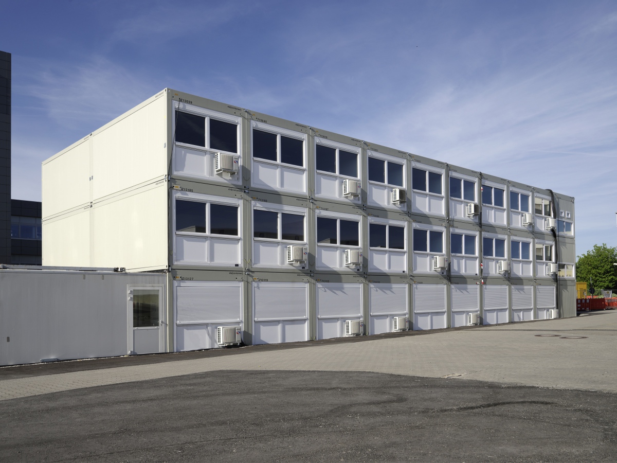 Die dreigeschossige Raumlösung besteht aus 60 Premiumcontainern und bietet eine Nutzfläche von fast 1.100 Quadratmetern.