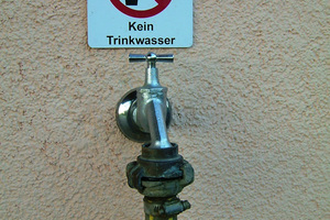  Kennzeichnung einer Betriebswasser-Entnahmestelle gemäß Trinkwasserverordnung und DIN 1989, um eine Verwechslung von Trinkwasser und Betriebswasser zu vermeiden. 