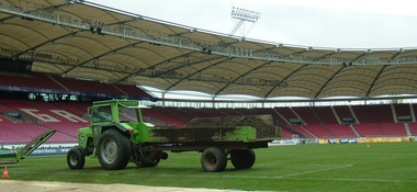 Zur Fu?ball-WM 2006 in Deutschland mussten s?mtliche Spielst?tten nach FIFA-Reglement die Sitzfl?chen ?berdachen und gem?? kommunalen Richtlinien das anfallende Regenwasser bewirtschaften.