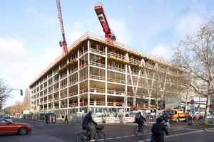  Für die bautechnische Umsetzung dieser Neuinterpretation der traditionellen Berliner Gewerbehöfe vertraute die mit der Erstellung des Rohbaus beauftragte Adolf Lupp GmbH + Co KG, Niederlassung Berlin, auf Systemlösungen aus dem Schalungsbaukasten der Ulma Construction GmbH. 