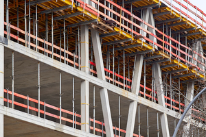  Für eine statisch sichere Konstruktion der Gebäudeseite an der Prinzenstraße wurden vom zweiten bis zum fünften Obergeschoss Beton-V-Stützen hergestellt, die mit Fertigstellung des Tragwerks ein Betonfachwerk ausbilden. 