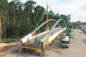  Die Fahrbahn wurde auf dem Tragwerk der Brücke betoniert und später mittels SPMTs auf den Widerlagern aufgesetzt. 