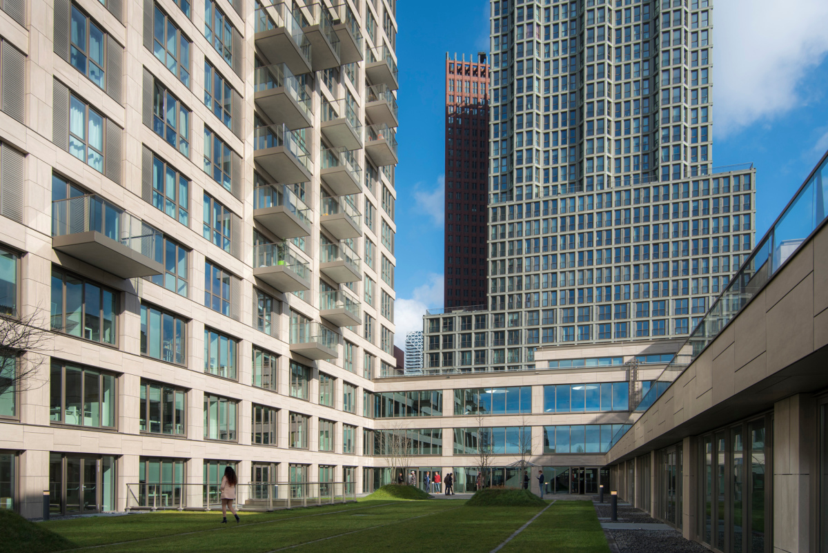 Das Wijnhavenkwartier fügt sich gekonnt in das Stadtbild von Den Haag ein und bereichert die Skyline zugleich um eine moderne und urbane Komponente. Für den gelungenen ersten Eindruck sorgt die Fassade, die mit einer Systemlösung aus FZP II-T Hinterschnit
