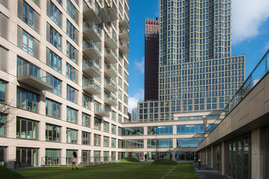 Das Wijnhavenkwartier f?gt sich gekonnt in das Stadtbild von Den Haag ein und bereichert die Skyline zugleich um eine moderne und urbane Komponente. F?r den gelungenen ersten Eindruck sorgt die Fassade, die mit einer Systeml?sung aus FZP II-T Hinterschnit