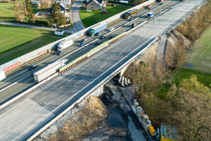  6+0 Verkehrsführung sowie im Vordergrund das fertig gestellte neue Brückenbauwerk. 