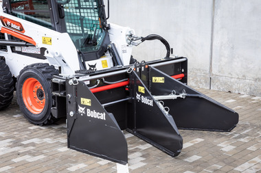 Das neueste Anbauger?t von Bobcat verlegt Stra?enbel?ge aus Asphalt und weiteren g?ngigen Materialien.