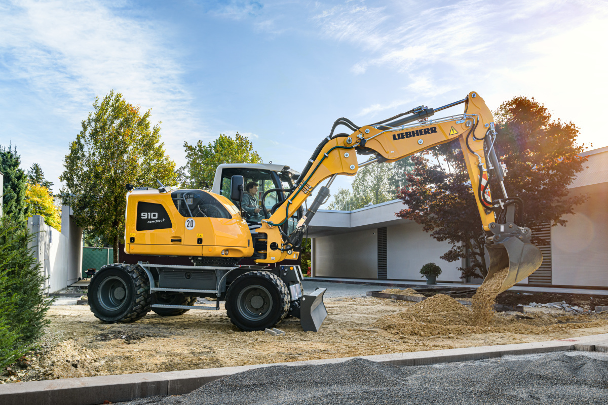 Auch bei engsten Platzverhältnissen zeichnen sich die Liebherr-Compact-Mobilbagger dank ihres geringen Heckschwenkradiuses mit hoher Produktivität und Leistungsfähigkeit aus.