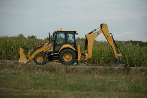  Cat 432 mit Allradantrieb und Vorderradlenkung. 