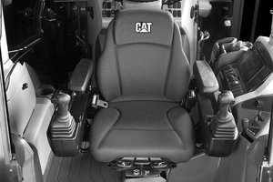  Die Konsolen für Joysticks und andere Bedienelemente bleiben beim Drehen des Sitzes beim Fahrer, um die Funktionen des Laders und des Baggers zu steuern und so eine ergonomischere und komfortablere Bedienung zu ermöglichen. 