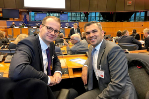  Hauptgeschäftsführer Dr. Matthias Frederichs (links) und der Vorstandsvorsitzende des IZF e. V., Murray Rattana-Ngam, hier im EU-Parlament in Brüssel anlässlich des 25. Jahrestags des European Parliament Ceramics Forum.  