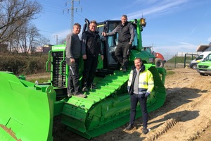  Die drei Brüder Frank, Dirk und Karsten Linneweber zusammen mit Thorsten Paukstadt, leitender Verkaufsrepräsentant der Zeppelin Niederlassung Hamm. 