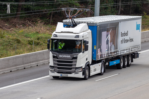  Auf der Teststrecke auf der A5 fährt der Test-Lkw mit Strom aus der Oberleitung. 