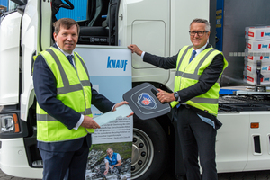  Knauf Gruppengeschäftsführer Christoph Dorn übernahm am 30. Juni den symbolischen Schlüssel für den Plug-in-Hybrid Lkw aus den Händen von Stefan N. Ziegert, Product Manager Alternative Transportlösungen bei der Scania Deutschland GmbH. 