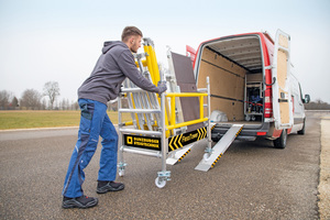  Aus wenigen Einzelteilen des FlexxTowers kann werkzeuglos ein Transportwagen gebaut werden. So lässt sich das Ein-Personen-Gerüst auch in vielen Nutzfahrzeugen transportieren. 