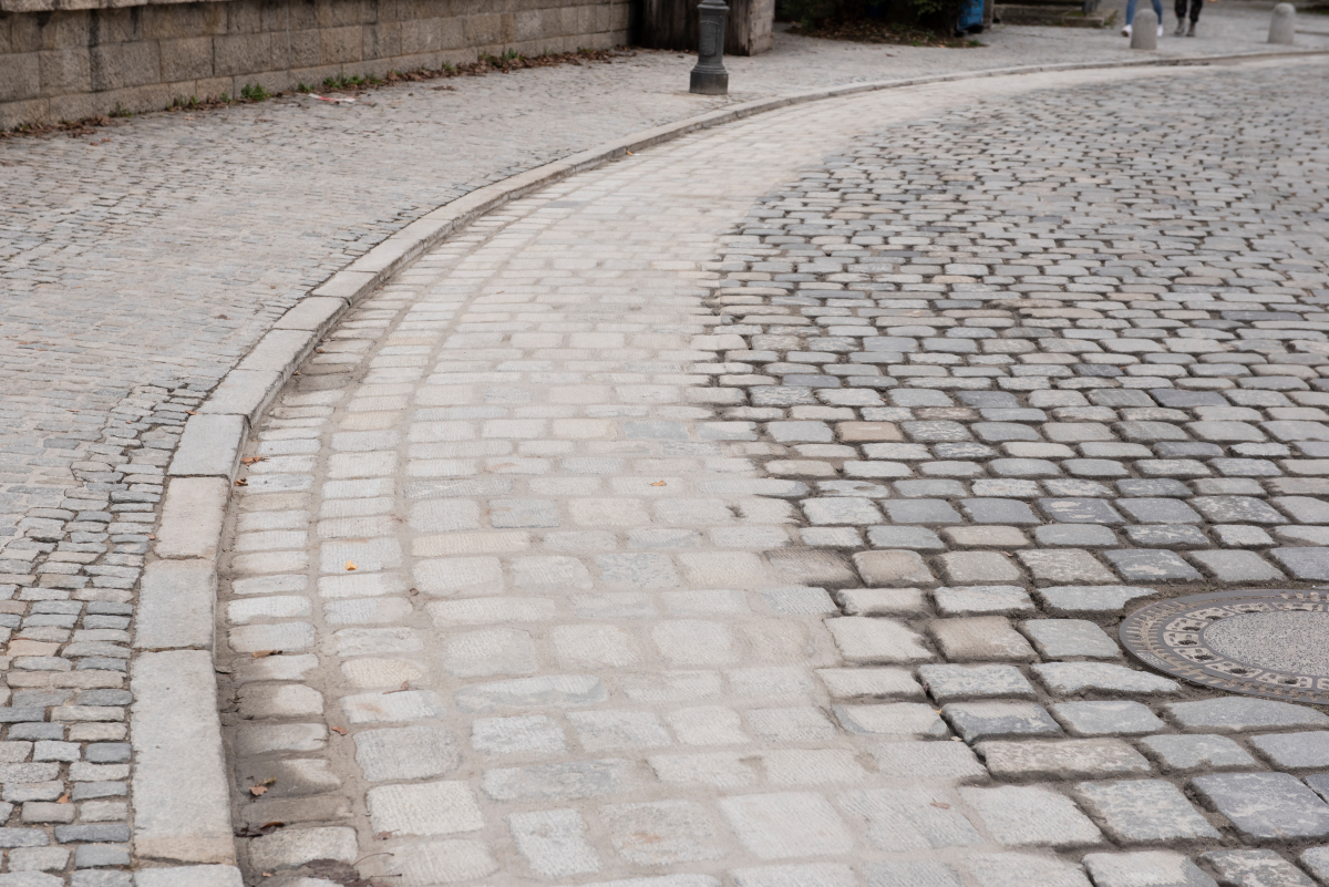 Der für die Fahrradfahrer vorgesehene Abschnitt der Franziskanergasse wurde im November 2019 innerhalb kürzester Zeit nachhaltig saniert. Die Stadt Amberg konnte hierfür auf Zuschüsse seitens des BMVI zurückgreifen.