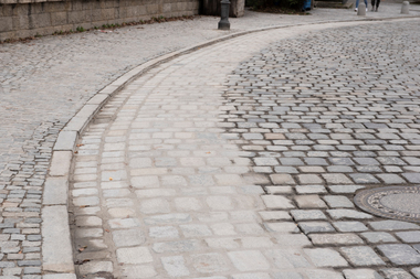 Der f?r die Fahrradfahrer vorgesehene Abschnitt der Franziskanergasse wurde im November 2019 innerhalb k?rzester Zeit nachhaltig saniert. Die Stadt Amberg konnte hierf?r auf Zusch?sse seitens des BMVI zur?ckgreifen.