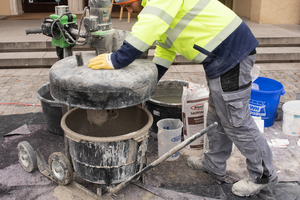  Direkt an der Baustelle mischen die Mitarbeiter des Betonsanierbetriebs Blessing den Reparaturmörtel Mortar Mix an. 