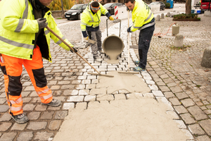  Mortar Mix wird durch Zugabe von Wasser verflüssigt und in die zu bearbeitende Kopfsteinpflasterfläche eingeschwemmt. 