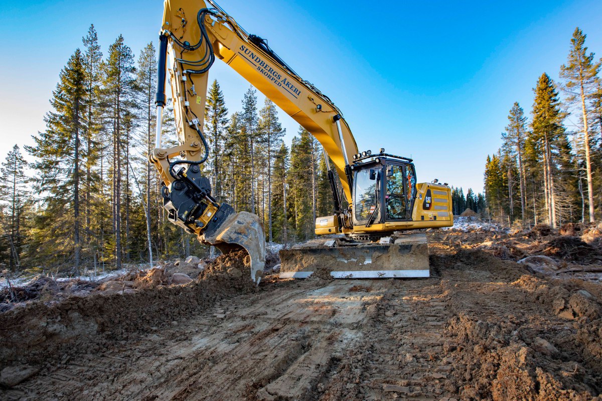 Tiltrotator-Hersteller Engcon ist mit seinen Produkten eine wichtige Komponente bei der Konfiguration des weltweit ersten Cat-Baggers vom Typ 330 Next Generation mit Frontschild.