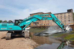  Mit einer KR 120 am 26-t-Bagger ging das Spezialunternehmen bei der Modernisierung des Großen Wettiner Wehrs zu Werk. 