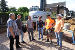  Bei der Baubesprechung vor Ort: Technischer Werkleiter Andreas Meyer (Verbandsgemeindewerke Aar-Einrich), Fasel-Fachberater Christopher Wusch, Abwassermeister Jens Kalkofen (Aar), Abwassermeister Mark Christ (Einrich), Polier Nicolas Sturm (Abel &amp; Weimar), Kfm. Werkleiter Michael Irrgang (Verbandsgemeindewerke Aar-Einrich) (v.l.). 