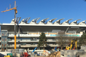  Baustelle Roland Garros: Gut zu erkennen die rund 3 m hohen „Flügel“, im Montagezustand zu etwa drei Vierteln ausgefahren. 