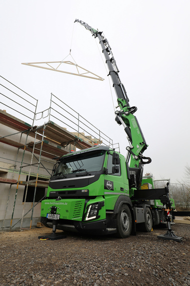 Nagelbrettbinder am Haken des Fassi F1150 Ladekrans von Holzbau Dahm.