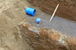  Einfache Zuordnung: Auch nach Jahren ist die unterschiedliche Farbgebung der blauen Regenwasser- und braunen Schmutzwasserleitung noch zweifelsfrei zu erkennen. 