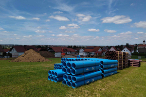  Die bayerische Gemeinde Röfingen entwässert im Trennsystem. Die farbliche Unterscheidung der HS-Kanalrohre (blau für Regenwasser, braun für Schmutzwasser) ist daher bei den Erschließungsarbeiten im Baugebiet Kirlesberg Ost von Vorteil.  