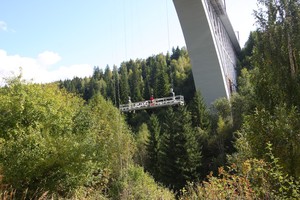  Bei den Sanierungsarbeiten am Caracau Viaduct werden zusätzlich zur QuikDeck Arbeitsplattform elektrisch verfahrbare, temporäre Arbeitsbühnen eingesetzt. 