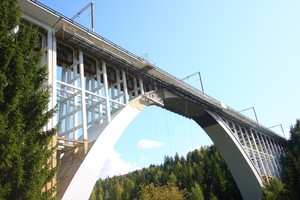  Die am Caracau Viaduct abgehängten QuikDeck Plattformen bieten eine durchgängige, sichere Arbeitsebene und ersetzen ein klassisches Raumgerüst. 