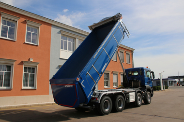 Schmitz Cargobull bietet neben dem Sattelkipper S.KI nun auch die Motorwagen-Kippaufbauten M.KI mit Thermo-Isolierung an.