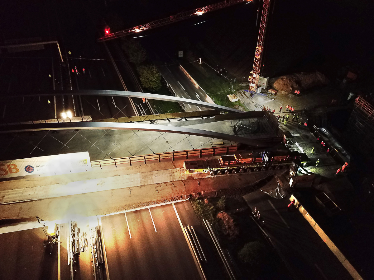 Aufsehenerregender Transport: Mit insgesamt vier SPMT Transportern beförderte Schmidbauer die 1.500 Tonnen schwere Brücke über die Autobahn an ihren Standort.