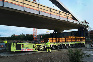  Mit wenigen Zentimetern Toleranz musste die Brücke auf den Stützpfeilern abgesetzt werden. Das gelang problemlos dank der exakten Steuerung der SPMT. 