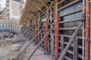  Da auf bei der Leo-Baustelle zuweilen nicht genug Platz für den Arbeitsraum gab, mussten die Bauarbeiter auf den einhäuptigen Schalungsaufbau zurück greifen. 