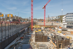  Da sich das Grundstück zwischen zwei stark befahrenen Straßen befindet, ist auf der Baustelle wenig Platz. 