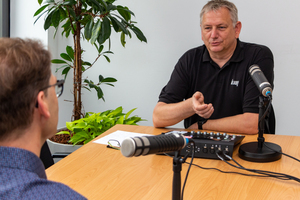  Bernd Liczewski (re.) ist als Moderator die wiederkehrende Stimme des Podcasts. Er führt durch die kurzweiligen Fachgespräche mit den Experten. 