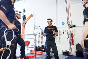  Erfahrene Instrukteure leiten im Vertical Rescue College Schulungen, die verschiedene Schwerpunkte haben. 