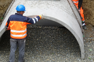  Versetzen des Sickertunnels Caviline direkt auf die vorbereitete Kiesschicht. 