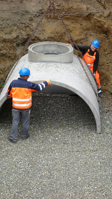 Versetzen des Sickertunnels Caviline direkt auf die vorbereitete Kiesschicht.