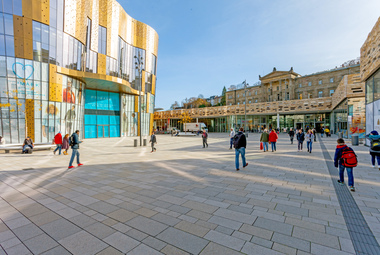 Der Bahnhofsvorplatz in Wuppertal wurde auf zwei Ebenen architektonisch anspruchsvoll und mit einem attraktiven Nutzungsmix gestaltet.