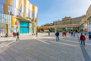  Der Bahnhofsvorplatz in Wuppertal wurde auf zwei Ebenen architektonisch anspruchsvoll und mit einem attraktiven Nutzungsmix gestaltet. 