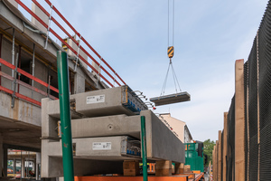  Fertigteile mit dem Isokorb für den Höhenversatz lassen sich leicht transportieren und platzsparend im Werk oder auf der Baustelle übereinander lagern. 