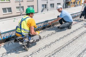  „Rundum sorglos Service“: Beim Einbau des Isokorb für den Höhenversatz unterstützen die Schöck-Einbaumeister auch vor Ort auf der Baustelle. 