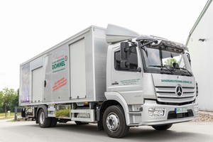  Das Team der Sanierungstechnik Dommel GmbH freut sich über ein neues Sanierungsfahrzeug der besonderen Art: ein LKW, der speziell für den Einsatz der längst bewährten Bluelight-Technologie angefertigt wurde.  