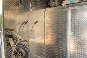  Blick ins Innere des LKWs: Das neue Sanierungsfahrzeug bietet Platz für alle notwendigen Gerätschaften sowie einen kühlbaren Lagerraum für die Schlauchlinermaterialien.  