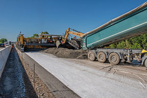  Kippfahrzeuge kippen den frischen Beton direkt vor dem Gleitschalfertiger ab.  